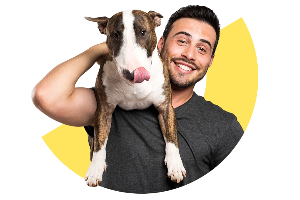 Mann trägt glücklich seinen Hund.