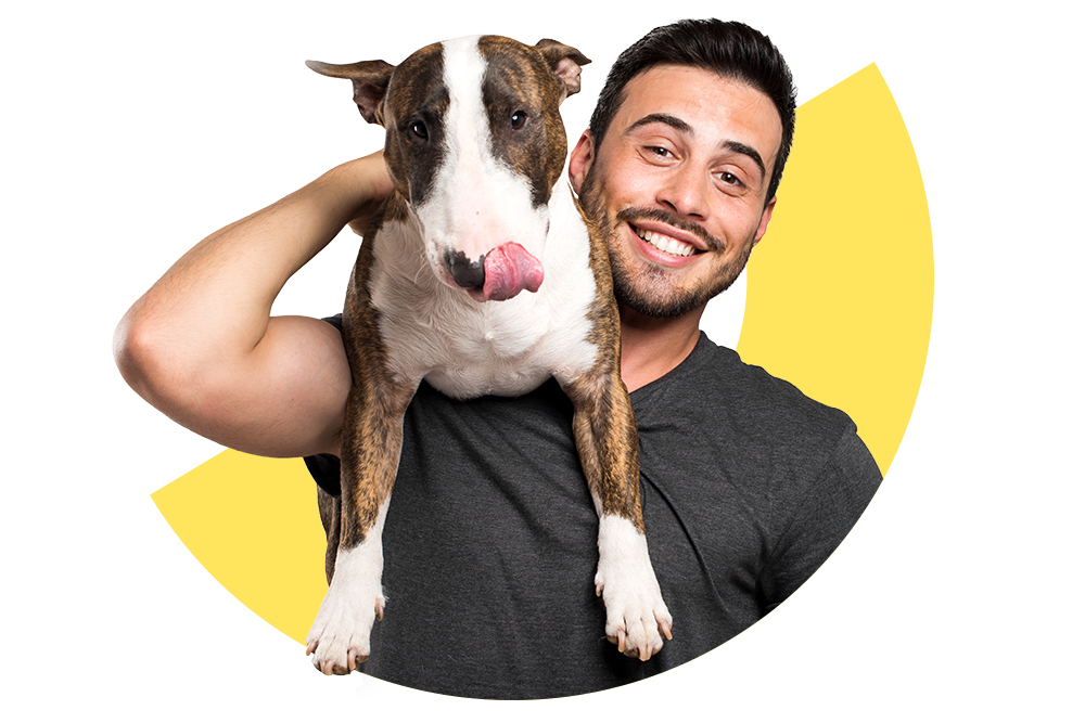 Mann trägt glücklich seinen Hund.