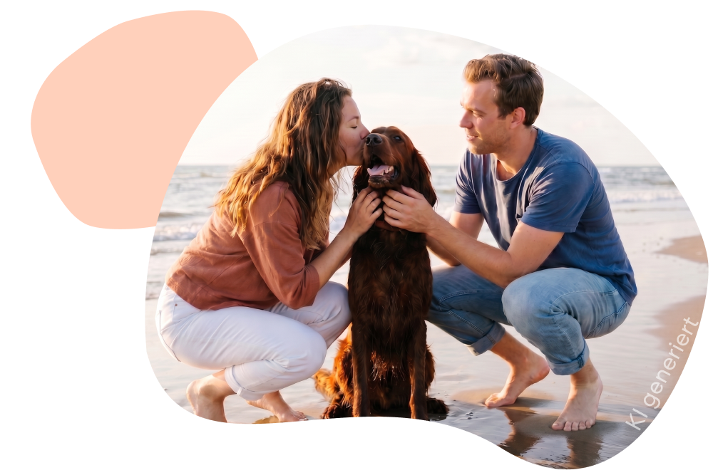 Junge Frau und junger Mann knien barfuß am Strand und streicheln gemeinsam einen braunen Hund; die Frau küsst den Hund auf den Kopf, im Hintergrund Meer und Abendlicht.