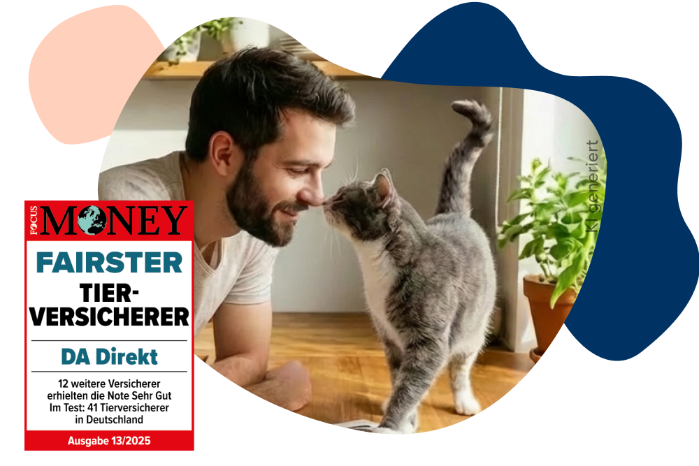 Ein junger Mann schmust mit seiner Katze auf der Küchentheke. Daneben ist das Focus Money Siegel "Fairster Tierversicherer" zu sehen