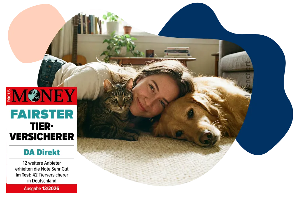 Fokus Money Siegel: Fairster Tierversicherer DA Direkt neben einer Frau, die ihrem Hund und ihre Katze auf dem Fußboden kuschelt