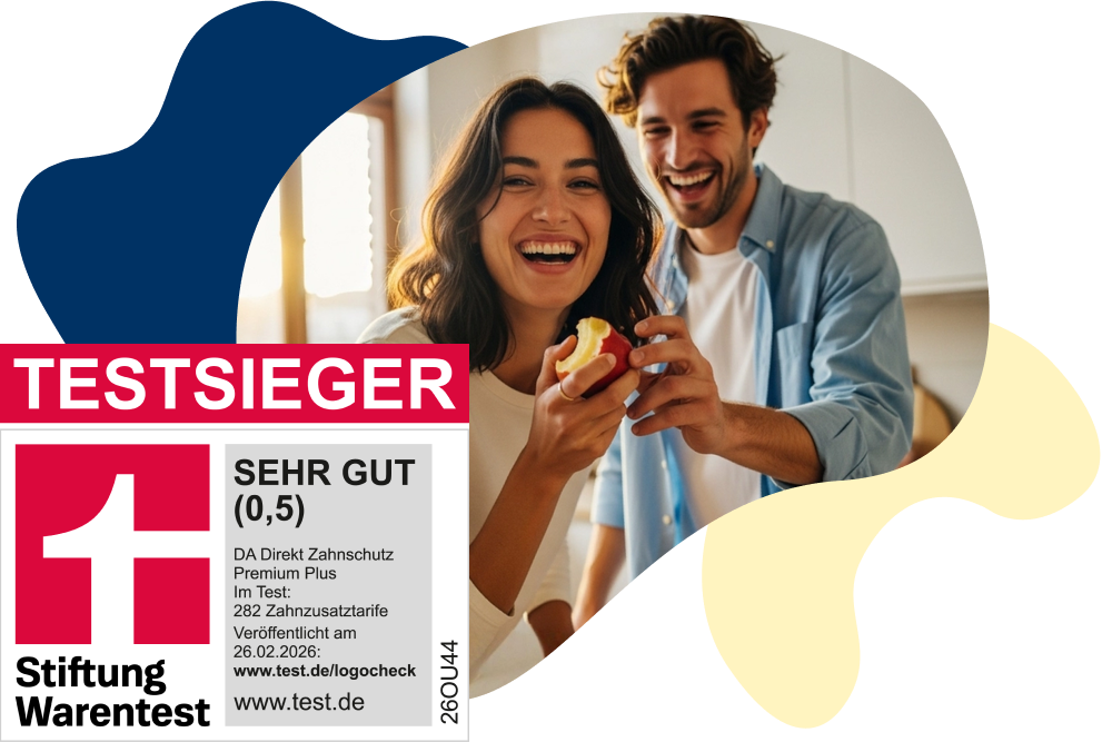 Bildkomposition von einem Mann und einer Frau , die gemeinsam einen Apfel essen, mit Stiftung Warentest Testsieger-Siegel für Zahnzusatzversicherung von DA Direkt Tarif Premium Plus