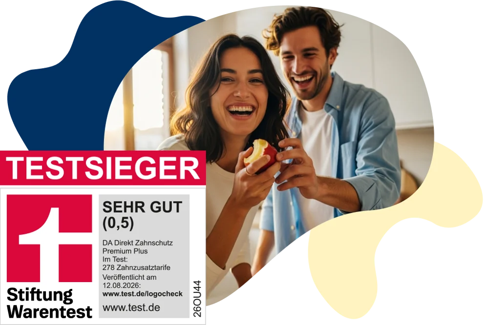 Bildkomposition von einem Mann und einer Frau , die gemeinsam einen Apfel essen, mit Stiftung Warentest Testsieger-Siegel für Zahnzusatzversicherung von DA Direkt Tarif Premium Plus