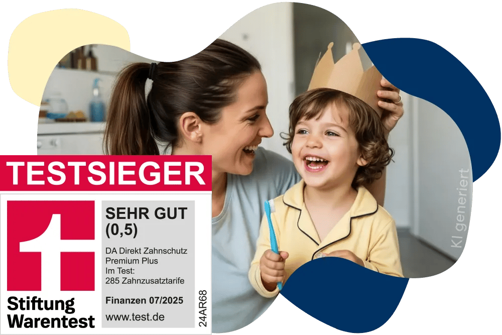 Bildkomposition einer Mutter und ihrem Sohn beim Zähneputzen, der Sohn trägt eine Papierkrone, mit Stiftung Warentest Testsieger-Siegel für Zahnzusatzversicherung von DA Direkt Tarif Premium Plus