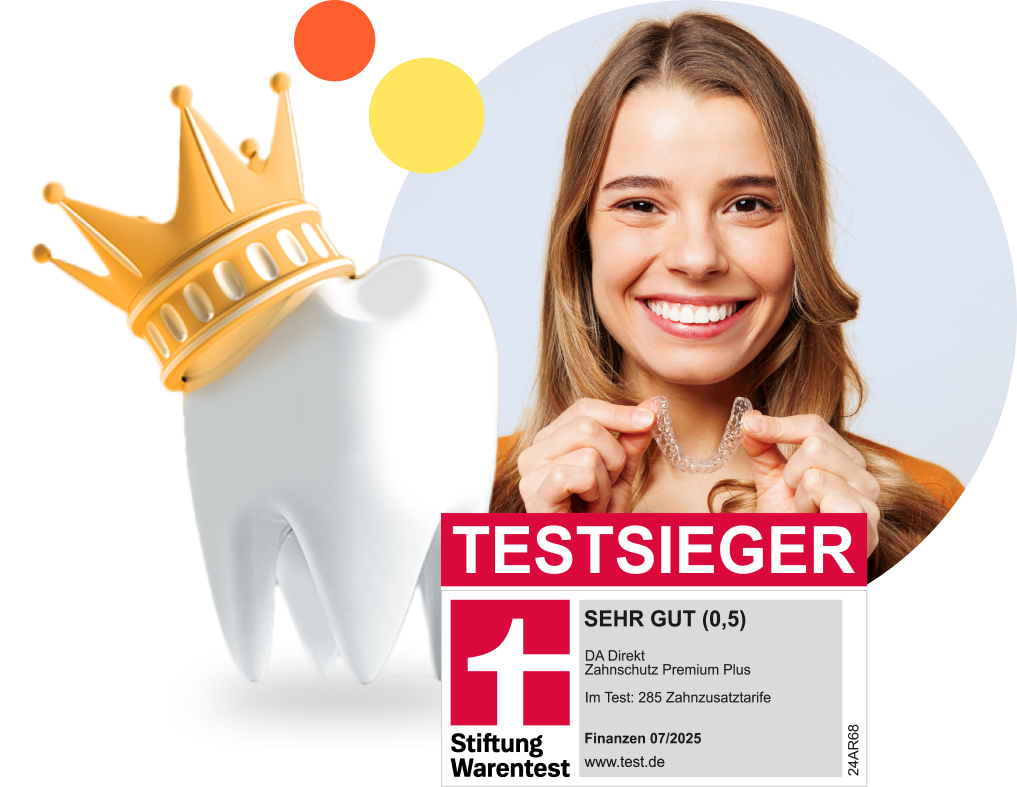 Frau hält einen transparenten Aligner vor sich, daneben ein großer Zahn mit goldener Krone. Im Vordergrund ein rotes Stiftung Warentest-Siegel.