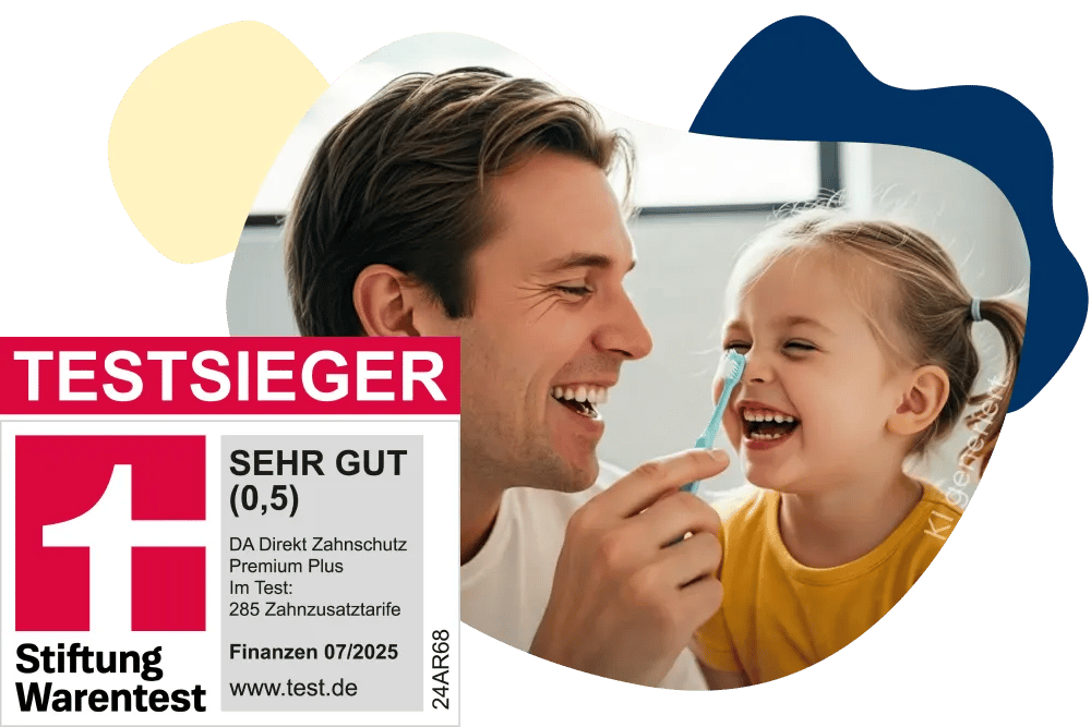 Ein Vater tippt seiner Tochter spielerisch beim Zähneputzen mit der Zahnbürste auf die Nase. Im Vordergrund ein Stiftung Warentest-Siegel.