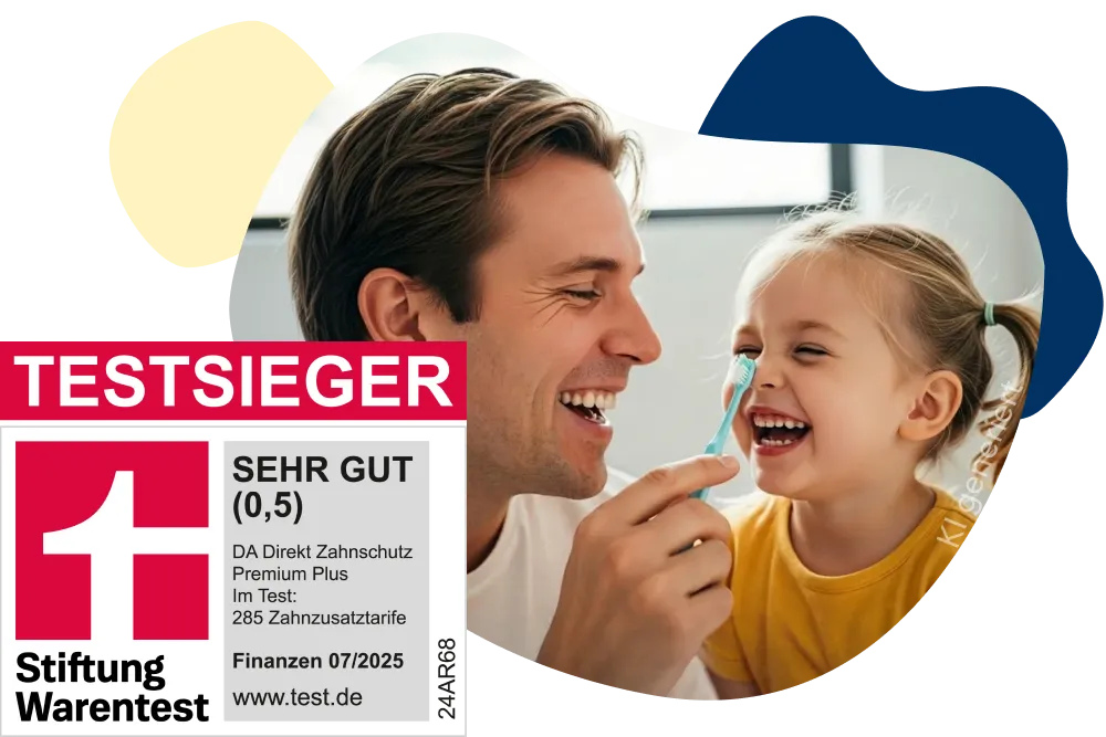 Ein Vater tippt seiner Tochter spielerisch beim Zähneputzen mit der Zahnbürste auf die Nase. Im Vordergrund ein Stiftung Warentest-Siegel.