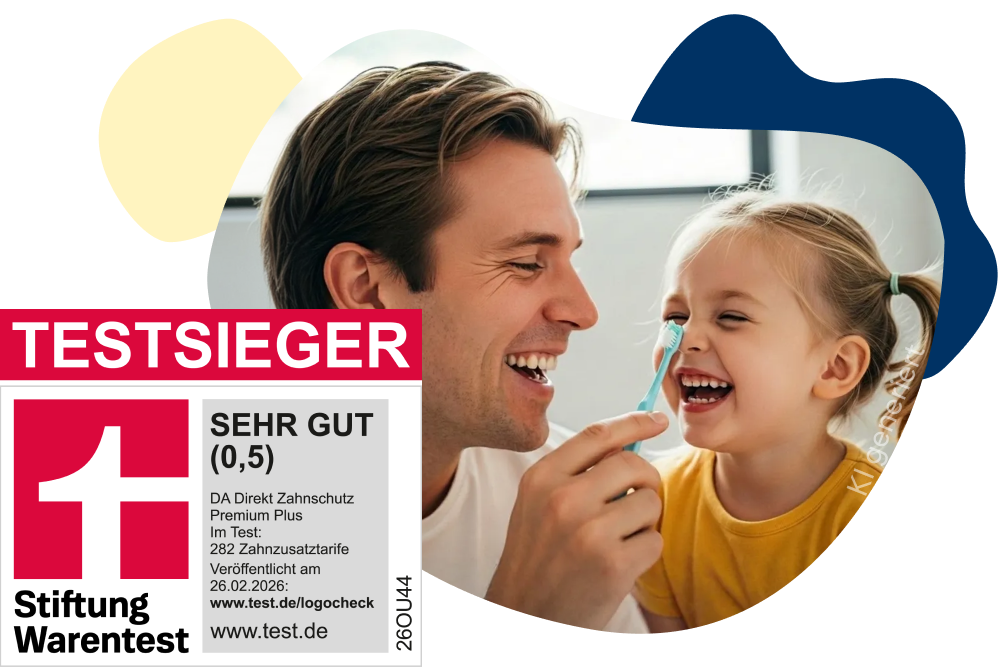 "Mutter und Kind beim Zähneputzen. Im Vordergrund ein Finanztest-Siegel."