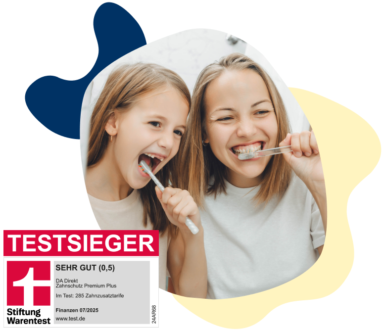 "Mutter und Kind beim Zähneputzen. Im Vordergrund ein Finanztest-Siegel."