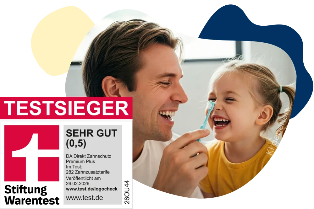 "Mutter und Kind beim Zähneputzen. Im Vordergrund ein Finanztest-Siegel."