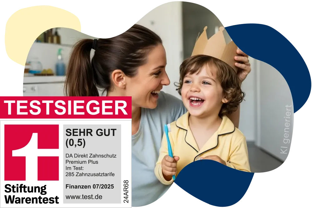 Bildkomposition einer Mutter und ihrem Sohn beim Zähneputzen, der Sohn trägt eine Papierkrone, mit Stiftung Warentest Testsieger-Siegel für Zahnzusatzversicherung von DA Direkt Tarif Premium Plus