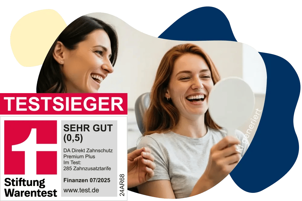 Frau sitzt beim Zahnarzt bei der Zahnreinigung und betrachtet ihre schönen Zähne im Handspiegel. Im Vordergrund ein rotes Stiftung Warentest-Siegel.