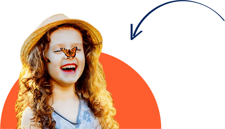Glückliches Kind mit Schmetterling - Zahnzusatzversicherung